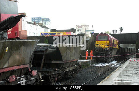 La scène à la gare Lawrence Hill, près de Bristol, où un train ferroviaire s'est écrasé dans un train à charbon fixe.Le train postal a frappé les wagons fixes après avoir passé deux feux rouges, ce qui a fait que le moteur du train à charbon quitte les voies et catapulte sur les camions.* ce matin, le moteur a été équilibré de façon précaire sur l'épave des wagons, coincé sous un pont routier qui transporte la route principale A420 à Bristol. Banque D'Images