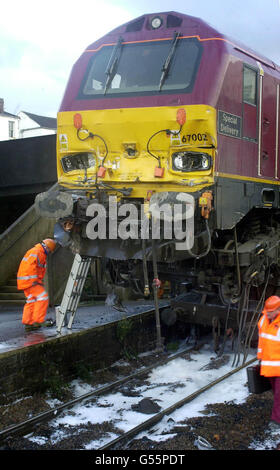 La scène à Lawrence Hill Station, près de Bristol City , où un train ferroviaire s'est écrasé dans un train de charbon stationnaire. Le train postal a frappé les wagons fixes après avoir passé deux feux rouges, ce qui a fait que le moteur du train à charbon quitte les voies et catapulte sur les camions. * ce matin, le moteur a été équilibré de façon précaire sur l'épave des wagons, coincé sous un pont routier qui transporte la route principale A420 à Bristol. Banque D'Images