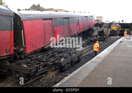 La scène à la gare Lawrence Hill, près de Bristol, où un train ferroviaire s'est écrasé dans un train à charbon fixe.Le train postal a frappé les wagons fixes après avoir passé deux feux rouges, ce qui a fait que le moteur du train à charbon quitte les voies et catapulte sur les camions.* le moteur a été laissé en équilibre de façon précaire sur l'épave des wagons, coincé sous un pont routier qui transporte la route principale A420 à Bristol. Banque D'Images