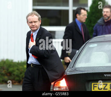 Le ministre de l'éducation de l'Irlande du Nord, Martin McGuinness (L), arrive avec (C) le membre de l'Assemblée de l'Irlande du Nord, Gerry Kelly, et le président de Sinn Fein, Gerry Adams, pour rencontrer les inspecteurs indépendants en armement, Martti Ahtisaari et Cyril Ramaphosa.*... au siège de Belfast de l'organisme international de déclassement.Les inspecteurs Martti Ahtisaari et Cyril Ramaphosa devraient rencontrer des politiciens des parties pro-Accord. Banque D'Images