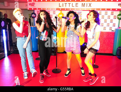 X Factor Winners Little Mix (de gauche à droite) Perrie Edwards, Jesy Nelson, Leigh-Anne Pinnock et Jade Thirlwall se déroulent dans le magasin M&M de Londres pour promouvoir le pack Union Jack de M&M d'arachides rouges, blanches et bleues de la société de confiserie. Banque D'Images