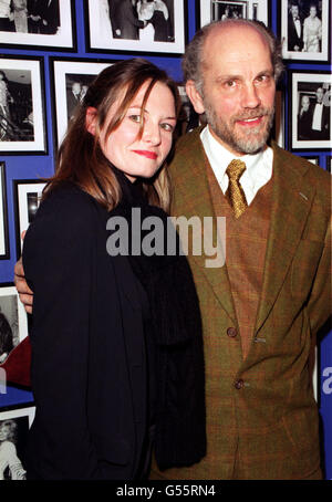 L'acteur américain John Malkovich et l'actrice Catherine McCormack, deux des stars de 'Shadow of the Vampire', arrivent pour la première du film, qui fait partie du Festival du film de Londres, au cinéma Odeon West End. Banque D'Images