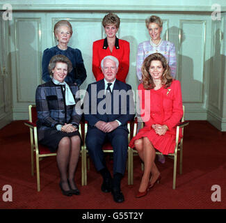 1992: Ancien gynécologue royal Sir George Pinker lors d'une fête surprise avec (l-r) devant, la reine Anne Marie des Hellènes et la reine Noor de Jordanie. (l-r) arrière, la duchesse de Kent, Tha Princess of Wales et la princesse Michael de Kent. Sir George a supervisé la livraison de tous leurs enfants. Banque D'Images