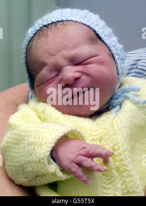 Bebe Pesant Nouveau Ne En Bonne Sante Garcon Couche Sur Une Echelle De Poids La Pesee La Mesure Du Poids Est L Un Des Nombreux Essais Effectues Apres La Naissance Photo Stock Alamy