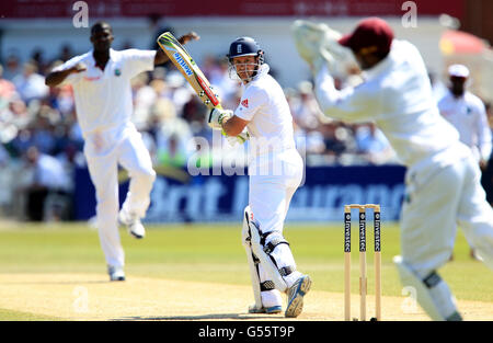 Cricket - série de tests Investec 2012 - second test - Angleterre / Antilles - troisième jour - Trent Bridge.Andrew Strauss, en Angleterre, encadre une balle pour le gardien de cricket Denesh Ramdin sur le bowling de Darren Sammy des Indes occidentales pour sortir Banque D'Images