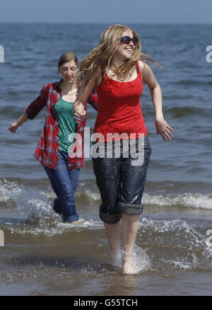 Laura Graham (à droite) et Veronica Keyte (à gauche) Profitez du temps chaud sur Portobello Beach près d'Édimbourg en Écosse. Banque D'Images