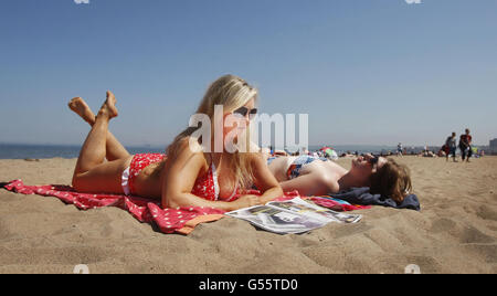 Laura Henderson (à gauche) et Megan McCalley (à droite) Profitez du temps chaud sur Portobello Beach près d'Édimbourg en Écosse. Banque D'Images