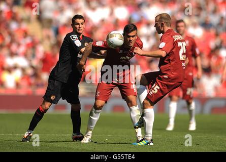 Football - npower football League 2 - finale de jeu - Cheltenham Town v Crewe Alexandra - Wembley Stadium.Ashley Westwood (à gauche) de Crewe Alexandra en action avec Marlon Pack (au centre) de Cheltenham Town et Luke Summerfield Banque D'Images