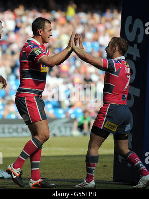 Danny McGuire de Leeds Rhinos (à gauche) célèbre avec son coéquipier Rob Burrow après avoir passé sa quatrième tentative du match pour son côté lors de la Stobart Super League, Magic Weekend Match au Etihad Stadium de Manchester. Banque D'Images