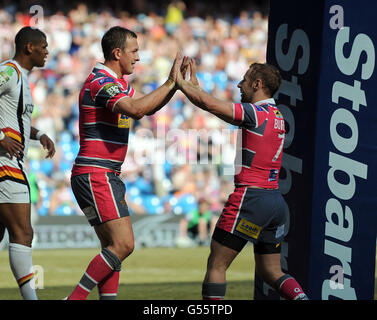 Danny McGuire de Leeds Rhinos (à gauche) célèbre avec son coéquipier Rob Burrow après avoir passé sa quatrième tentative du match pour son côté lors de la Stobart Super League, Magic Weekend Match au Etihad Stadium de Manchester. Banque D'Images