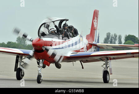 A 'Diamond Jubilee' RAF Tucano arrivant à RAF Fairford lors du lancement du Royal International Air Tattoo 2012. Banque D'Images