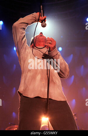 Roger Daltrey, chanteur principal du groupe de rock vétéran The Who, se présentant sur scène au London Arena, à Londres. Banque D'Images