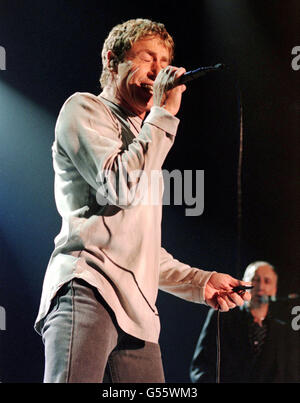 Roger Daltrey, chanteur principal du groupe de rock vétéran The Who, se présentant sur scène au London Arena, à Londres, sous la direction du guitariste Pete Townshend (à droite). Banque D'Images