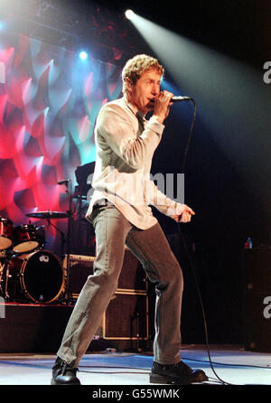 Roger Daltrey, chanteur principal du groupe de rock vétéran The Who, se présentant sur scène au London Arena, à Londres. Banque D'Images