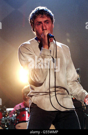 Roger Daltrey, chanteur principal du groupe de rock vétéran The Who, se présentant sur scène au London Arena, à Londres.R/I: 27/11/00. Banque D'Images