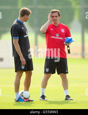 Football - International friendly - Angleterre v Belgique - session d'entraînement en Angleterre - Londres Colney.Gary Neville (à droite), entraîneur adjoint de l'Angleterre, et Steven Gerrard, capitaine, pendant l'entraînement Banque D'Images