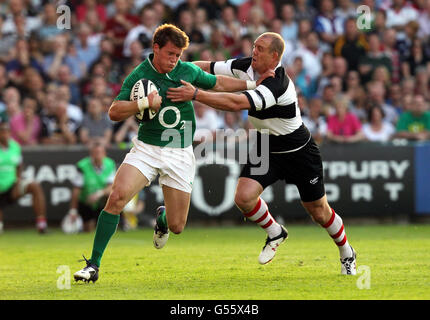 Rugby Union - match international - Barbarians / Irlande - Kingsholm.Craig Gilroy, de l'Irlande, remet Mike Tindall aux Barbarians lors du match international à Kingsholm, Gloucester. Banque D'Images