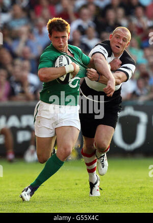 Craig Gilroy, de l'Irlande, remet Mike Tindall aux Barbarians lors du match international à Kingsholm, Gloucester. Banque D'Images