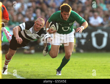 Rugby Union - match international - Barbarians / Irlande - Kingsholm.L'irlandais Craig Gilroy éludes Barbarians Mike Tindall lors du match international à Kingsholm, Gloucester. Banque D'Images