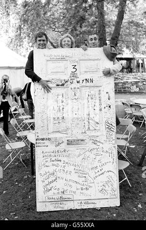 Une porte d'entrée du siège social de Beatles Apple à Savile Row - l'un des articles à mettre aux enchères au Berkeley Square ball de ce soir, aidant les organismes de bienfaisance - est tenue par des artistes qui doivent apparaître au ballon.Il s'agit du coiffeur et de la compositrice Vidal Sassoon (à gauche), du compositeur Lionel Bart (à droite) et de la chanteuse Dame Vera Lynn. Banque D'Images