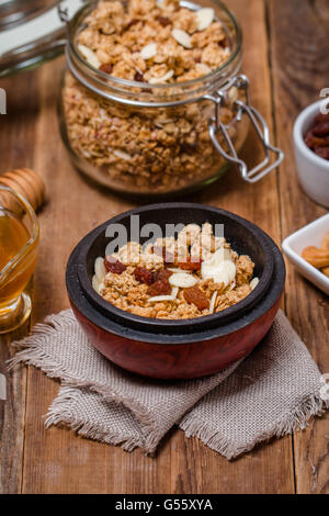 Céréales, miel, noix et raisins secs Banque D'Images