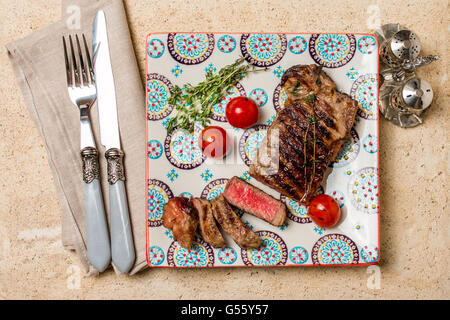 Tranches de steak de boeuf grillée saignante Ribeye Banque D'Images