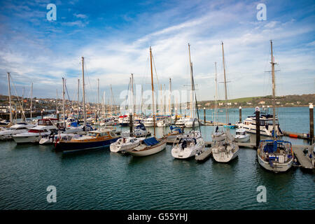 Bateaux amarrés dans la Marina à Falmouth. Banque D'Images