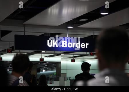 Les contrôles aux frontières du Royaume-Uni à Heathrow Terminal 3 Banque D'Images