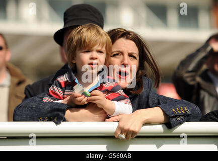 Courses hippiques - Betfred Derby Trial Day - Lingfield Park. Un coureur fait monter son cheval sur son cheval Banque D'Images