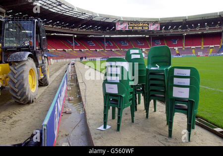 Des chaises portant les noms des joueurs d'Angleterre se tiennent sur le côté du terrain, au stade Wembley, dans le nord de Londres.Le stade était en préparation pour son dernier match de football lorsque l'Angleterre affrontait l'Allemagne lors d'un match de qualification à la coupe du monde. Banque D'Images