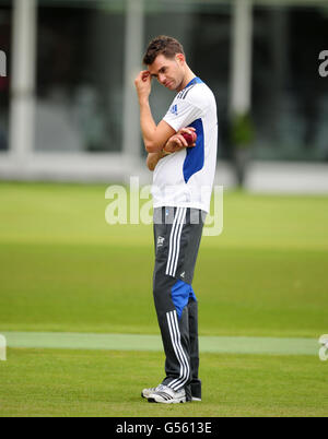 Cricket - série de tests Investec 2012 - Angleterre et Antilles - Premier test - session de filets d'Angleterre - terrain de cricket Lords.James Anderson, en Angleterre, en pensée profonde pendant la session de filets au terrain de cricket Lords, Londres. Banque D'Images