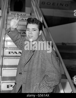 Chanteur la star Cliff Richard à l'aéroport d'Heathrow alors qu'il était sur le point de monter dans un avion pour New York. Banque D'Images