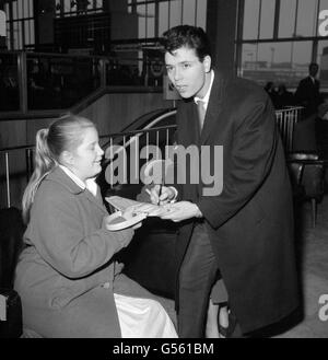 Cliff Richard signe un autographe pour une fille à l'aéroport d'Heathrow, où il était en route vers l'Espagne avec sa famille Banque D'Images