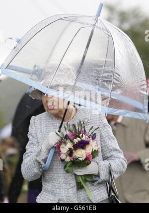 La reine Elizabeth II abrite sous un parapluie lors de sa visite à l'exposition « Wild London » à Richmond, dans l'ouest de Londres. Banque D'Images