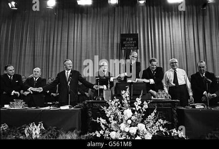 Les hommes sur la plate-forme relie les mains dans le traditionnel Auld Lang Syne pour amener un proche du 101e congrès annuel de l'Union des métiers au Guildhall, Portsmouth.*l'extrême gauche est M. Sidney Greene, secrétaire général de l'Union nationale des chemins de fer.Le président John Newton est accompagné de M. Victor Feather, secrétaire général de la TUC (troisième de droite).M. Frank cousins est le deuxième de droite. Banque D'Images