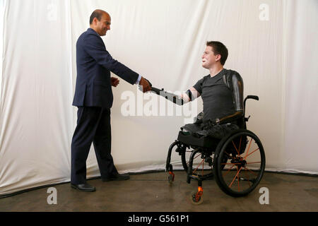 Utilisez uniquement rédactionnel Alex Lewis, qui a perdu son bras et jambes pour le syndrome du choc toxique, porte un bras prothétique développé par l'Imperial College London's Mechatronics en médecine de laboratoire, qui est l'un des premiers membres artificiels qui fonctionne par vibrations dans le haut du bras muscles, alors qu'il serre la main de Ravi Vaidyanathan, Maître de conférences à l'ICL, lors du lancement de cette année, la Semaine des technologies de Londres, le plus grand festival de la technologie, à Shoreditch, London. Banque D'Images