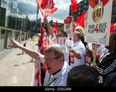 Les chauffeurs de bus de Londres manifestent devant les bureaux de transport pour Londres, dans le centre de Londres, dans le cadre d'une campagne du syndicat Unite pour un paiement olympique. Banque D'Images