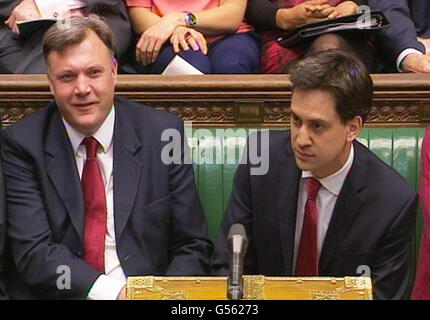 Le chancelier de l'ombre Ed Balls (à gauche) et le chef du parti travailliste Ed Miliband pendant les questions du premier ministre à la Chambre des communes, à Londres. Banque D'Images