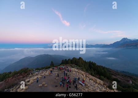 Le Népal, Région de l'Ouest, Ghode Pani, sur le circuit de l'Annapurna - Jour 14 - Ghorepani à Tikhe Dhunga - nuages au-dessus de 8167 m de Dhaulagiri Poon Hill Banque D'Images