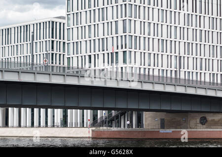 Berlin, Allemagne (Hugo Preuss Bridge, 2004). De nouveaux bureaux et de promenades ont été construites le long des rives de la rivière Spree Banque D'Images