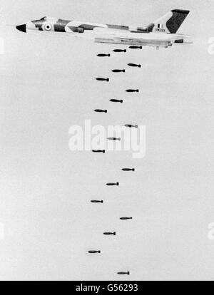 Une photo d'entraînement d'un Avro Vulcan, le premier bombardier stratégique au monde en configuration d'aile delta, capable de transporter 21 bombes sur une portée considérable et d'attaquer avec précision la nuit ou par mauvais temps. Les jets Vulcan et Sea Harrier ont bombardé avec succès la piste d'atterrissage du port Stanley, dans les îles Falkland, lors de deux attaques avant l'aube. Banque D'Images