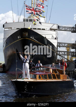 En préparation pour le Jubilé de diamant de la Reine 'Yottie' Billy Sutherland pratique un exercice de Boathook à bord de la Barge royale du yacht royal Britannia avec le yacht royal Britannia derrière, au port de Leith près d'Édimbourg. Banque D'Images