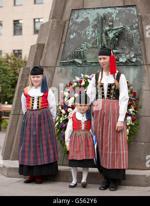 Les filles habillés en costume national d'Islande sur le jour de l'indépendance de l'Islande, le 17 juin, Reykjavik, Islande Banque D'Images