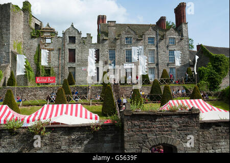 Les personnes qui visitent le château de Hay on Wye, Powys Pays de Galles au Royaume-Uni, au cours de la 2016 Hay Festival de la littérature et les arts Banque D'Images