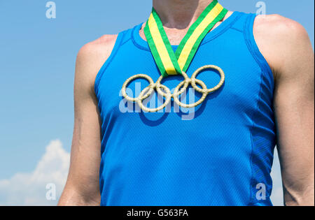 RIO DE JANEIRO - Mars 20, 2016 : athlète signifie porter anneaux olympiques médaille d'or accrochée à un ruban couleurs du Brésil. Banque D'Images