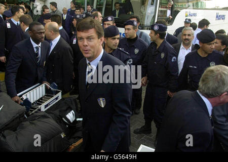 David O'Leary, directeur de Leeds, arrive à l'aéroport d'Instabul avec son équipe en présence de la protection de la police avant le match de football contre Besiktas dans la Ligue des Champions.* il s'agit de la première visite du club en Turquie depuis que deux des fans du club ont été tués sur la place Taksim, à Istanbul, à la veille de la demi-finale de la coupe de l'UEFA contre Galatasaray. Banque D'Images