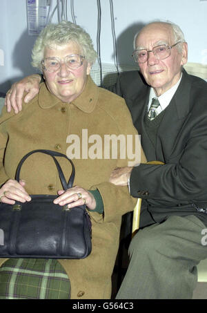 Fred et Doris Parker de New Eltham, dans le sud de Londres, à l'hôpital Queen Elizabeth de Welwyn Garden City. Ils étaient des passagers sur le train Kings Cross à Leeds qui s'est écrasé tuant au moins quatre personnes. *les services d'urgence sur les lieux ont signalé 80 blessés à pied après qu'une partie du train GNER de huit autocars est sortie de la ligne. Banque D'Images