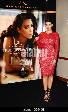 Kim Kardashian lance son nouveau parfum, exclusif à Debenhams, appelé True Reflection, à Londres. Banque D'Images