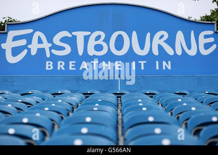 Vue générale du centre court au cours de la première journée de la 2016 International AEGON à Devonshire Park, Eastbourne. ASSOCIATION DE PRESSE Photo. Photo date : lundi 20 juin 2016. Voir TENNIS histoire PA Eastbourne. Crédit photo doit se lire : Steve Paston/PA Wire. RESTRICTIONS : usage éditorial uniquement, pas d'utilisation commerciale sans autorisation préalable, veuillez contacter PA Images pour plus de renseignements : Tél :  +44 (0) 115 8447447. Banque D'Images