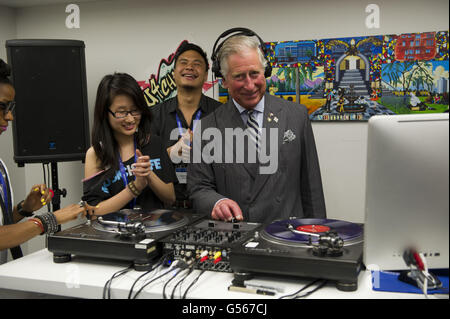S organismes de bienfaisance Canada fait pour améliorer les possibilités pour les jeunes à risque et les familles défavorisées grâce au programme voir, c'est croire. Au cours de la visite, HRH a participé à la discussion entre les jeunes et les PDG qui ont participé au programme, à bord d'un bus avec les participants au programme, à des ateliers de visite vus une performance par l'un des jeunes. PRINCE CHARLES DJ photo: Arthur Edwards Banque D'Images